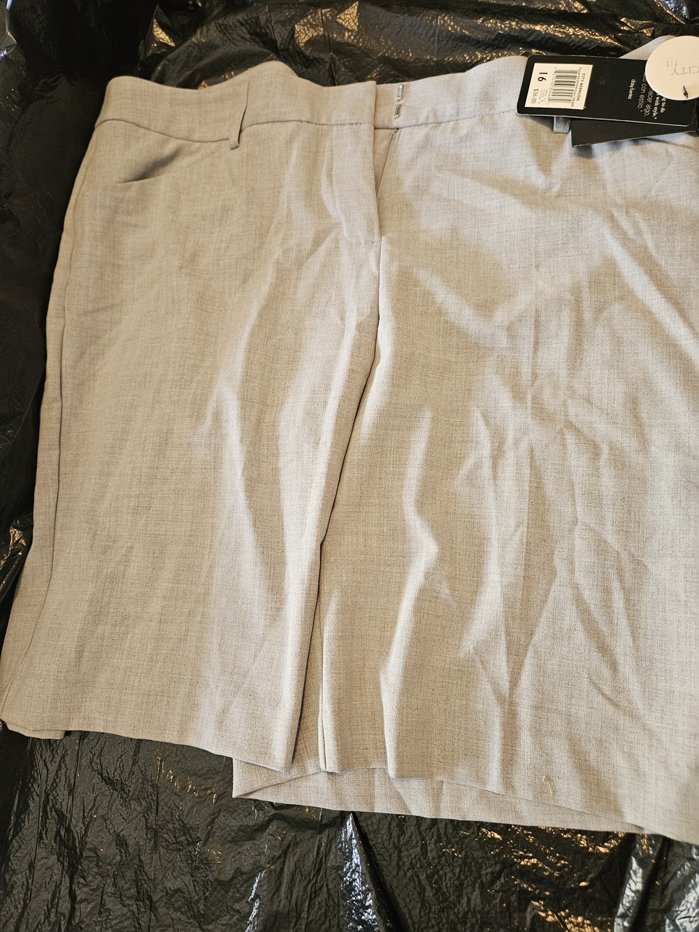 Daisy Fuentes Bermuda Shorts Beige Size 16 NWT
